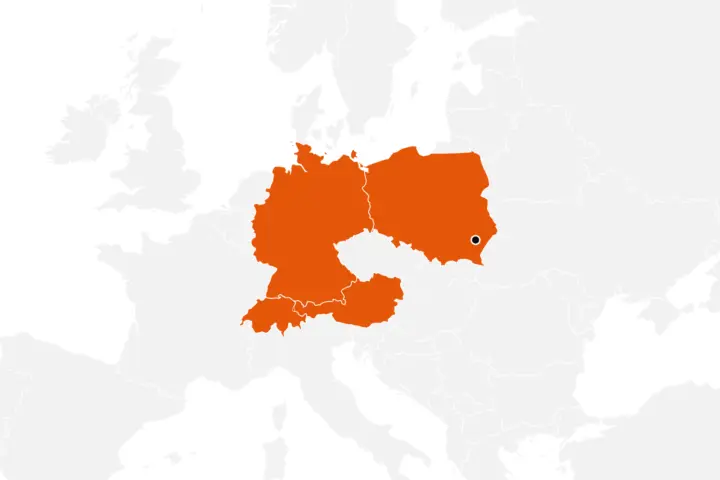 Mapa Europy: Niemcy, Austria, Szwajcaria z Liechtensteinem oraz Polska wyróżnione na pomarańczowo; czarna kropka oznacza siedzibę w Leżajsku na południowym wschodzie Polski